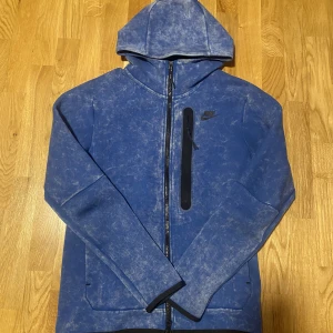 Nike tech fleece - Hej säljer en mycket fin Nike tech fleece huvtröja som är i mycket bra skick. Vid frågor eller annat bara att höra av sig. Nypris ligger runt 1400 mitt pris 500 Det är Nike tech fleece washed (finns bara o köpa byxorna på marknaden) slutat sälja
