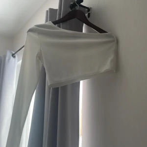 Tröja - Off shoulder topp vit, inte kommit till andvändning så mycket men har en fläck under armen som nog får att fixa med lite tvättmedel. Ribbad och väldigt fin.