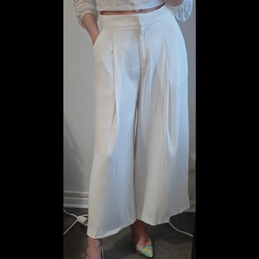 Never worn, only tried on Very large and very flowy  Bought in 2018 UK 10 - EUR 36  It is a little see-through, especially in backlight (dm for pics) back of the leg has a very subtle sewing flaw , which is not visible when worn (last pic). Jeans & Byxor.