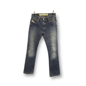 Diesel jeans - Storlek 26 Modell Fanker Bootcut. Innerben: ca 80cm, midja ca 72cm