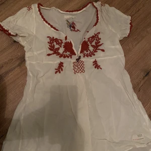 Odd molly - Söt Odd Molly blus som är så fin. Köparen står för frakt, dem vid frågor💞
