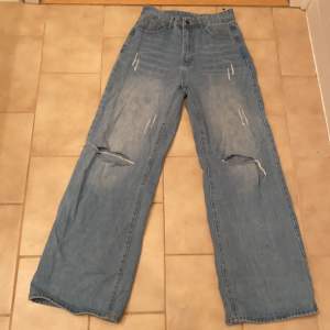 Knappt använda jeans från SHEIN med dragkedja och byxor, har rak modell, i  bra skick. Är högmodjade på mig som är 164 cm