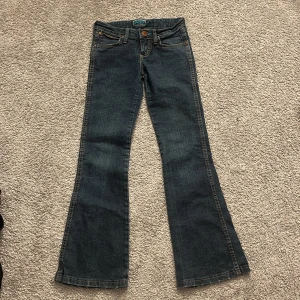 Mörkblå lågmidjade jeans  - Jättefina utsvängda lågmidjade jeans!!