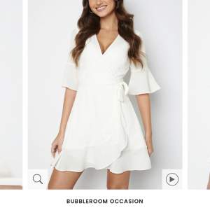 En jättefin vit klänning från bubbleroom. Endast använd en gång så väldigt bra skick💓
