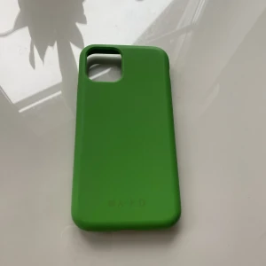 Mobilskal - Mobilskal från NA-KD. Till iPhone 11 pro. Använt ca 1 vecka (nyskick) säljer för 25kr fraktkostnad tillkommer.