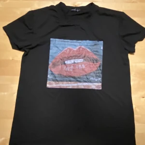 Oversized t-shirt  - En oversized t-shirt med ett tryck på 