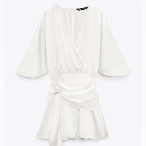 Vit klänning  - Säljer denna jätte fina vita klänning från Zara i stl, xs. Den är oanvänd och har lappar kvar. Skriv vid intresse💗