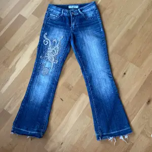 Blå jeans med detaljer, paljetter och en fjäril på högra låret. Köptes secondhand andvända hyfsat mkt men i väl skick. Jag är ca 1,67 och de är lite korta på mig. Startar en budgivning om många är intresserade‼️🫶