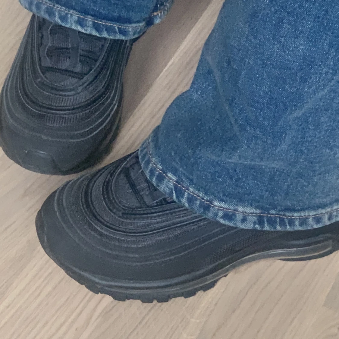 Snygga svarta nike sneakers<3