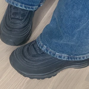 Snygga svarta nike sneakers<3 - säljer dessa då dom är ganska små i storleken. Storlek 38 men känns mer som storlek 37. Använda endast ett fåtal gånger. Skriv gärna vid intresse!<3  (Nypris ca 1500-2000kr)