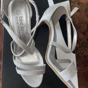 Klackskor  - Oanvända klackskor   