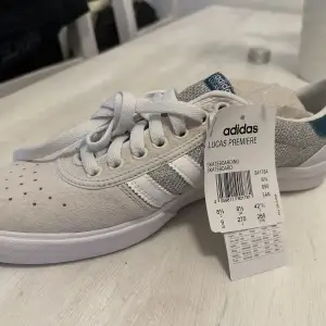 Helt oanvända Adidas skor av modellen Lucas Premiere Har 2 x. 300kr st 500kr för båda 