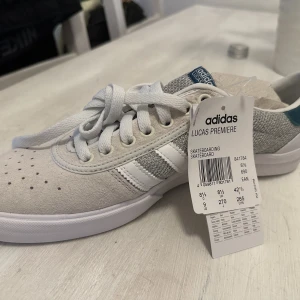 Adidas sneakers skate - Helt oanvända Adidas skor av modellen Lucas Premiere Har 2 x. 300kr st 500kr för båda 