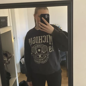 Sweatshirt  - Säljer min fina sweatshirt från gina tricot. Den är endast använd fåtal gånger och är i nyskick. Nypris var 250kr. 