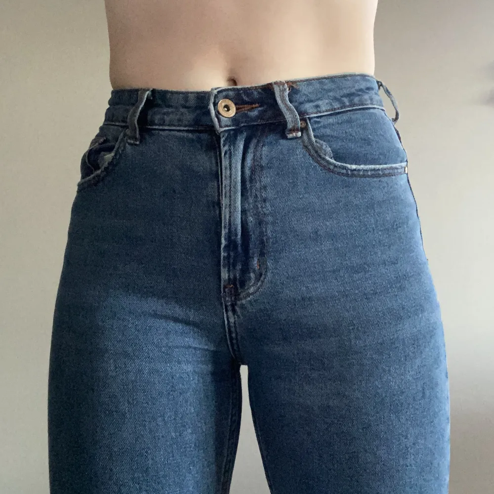 Blå jeans med hög midja, rak passform och fransad nederkant från vero moda.. Jeans & Byxor.