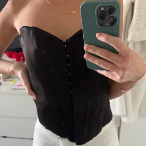 Korsett  - Svart korsett från zara i storlek xs. Använd en gång 