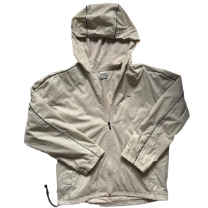 vintage nike windbreaker - vintage vindjacka från nike. Perfekt till våren o sommaren. Bra skick förutom två små fläckar på baksidan (se bild 3) men inget märkvärt. Strl S herr men funkar för tjejer oxå. Köparen står för frakt. ❤️