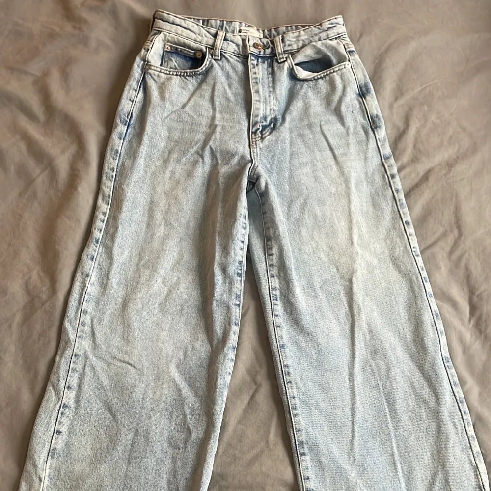 Gina Tricots ”wide jeans”, otroligt fina men tyvärr blivit för små för mig. Använda ett fåtal gånger, fint skick. Skriv för fler bilder.😊. Jeans & Byxor.