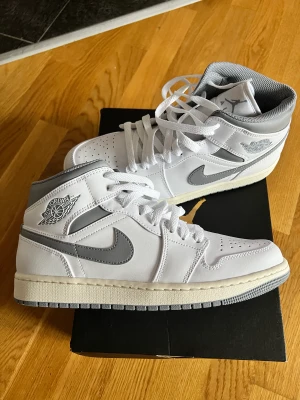 Jordan 1 mid vintage gray - Säljer mina helt oanvända ”Jordan 1 mid vintage gray” i storlek 43 då dom ej passar   Pris kan diskuteras vid snabb affär