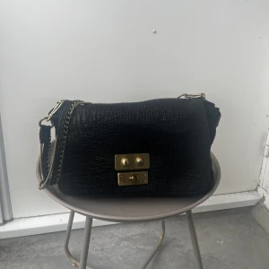 By Malene Birger handväska  - Superfin handväska från by Malene Birger säljes. Väldigt rymlig, går att reglera storleken på sidorna, en innerficka. Kan skicka fler bilder om så önskas. 