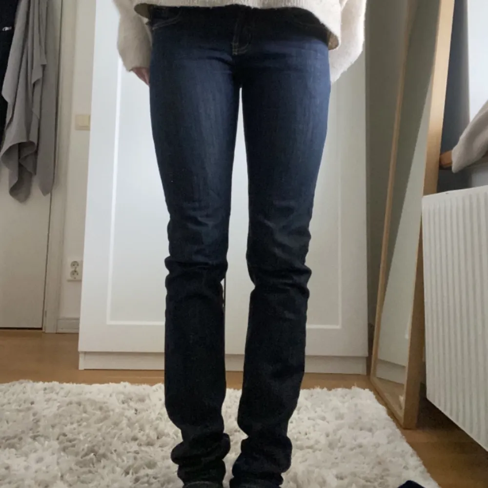 Säljer dessa coola jeans 💞 använda en gång så i bra skick !! Passar en storlek 34. Jeans & Byxor.