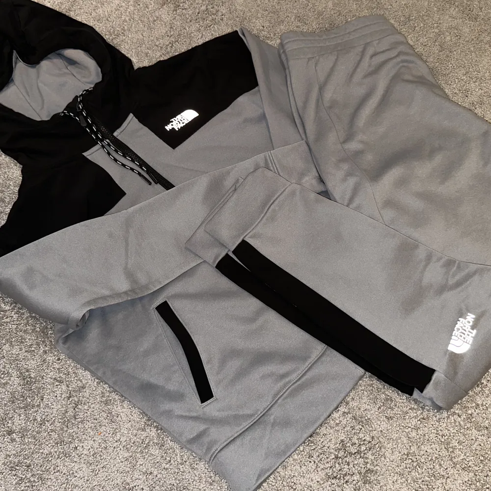 Set köpt i Jd Sports, superbra skick. NorthFace loggan av reflekterade materal.  Överdel storlek M, underdel strorlek L.  Nypris ca 2200kr, nu hela setet för 800kr!. Hoodies.