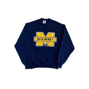 Jerzees Mckinney Vintage Sweatshirt 💛  Pris: •299kr  Stl: S  Bredd 48cm Längd 61cm  Kontakta mig för mer info 🤩