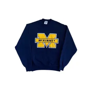 Jerzees Mckinney Vintage Sweatshirt 💛  Pris: •299kr  Stl: S  Bredd 48cm Längd 61cm  Kontakta mig för mer info 🤩