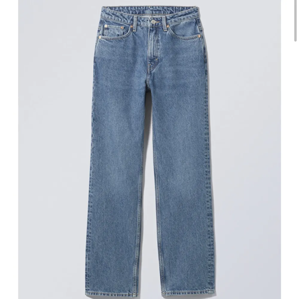 Weekday jeans i modellen Voyage i storlek 27/32. Säljs på grund av för små för mig. inköpspris 500kr. Använda sparsamt därav i bra skick. . Jeans & Byxor.