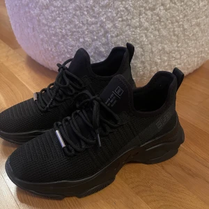Steve Maden Mac Sneakers  - helt nya skor, endast testade (inomhus) 🖤storlek 39 men små i storleken så passar 38🖤nypris: 1149kr