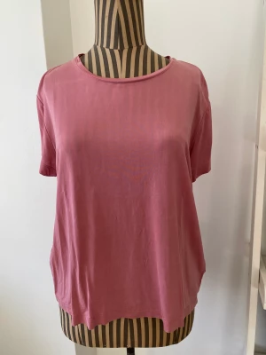 Fin rosa topp från Samsoe - Jättefin och härlig topp från Samsoe Samsoe. Några märken framtill som var även när jag köpte den. Jag upplever att de inte syns vid användning.
