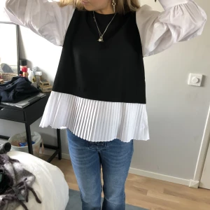 Zara topp - Säljer denna zara topp/blus! Super fin och cool