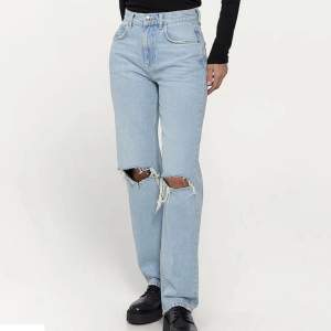 Ett par håliga 90’s jeans från ginatricot i fint skick i storlek 34! ✨ Lånad bild, men finns egentagna på förfrågan. Köparen står för frakten o betalning via Swish ✨