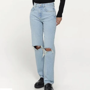 Ginatricot 90’s jeans - Ett par håliga 90’s jeans från ginatricot i fint skick i storlek 34! ✨ Lånad bild, men finns egentagna på förfrågan. Köparen står för frakten o betalning via Swish ✨