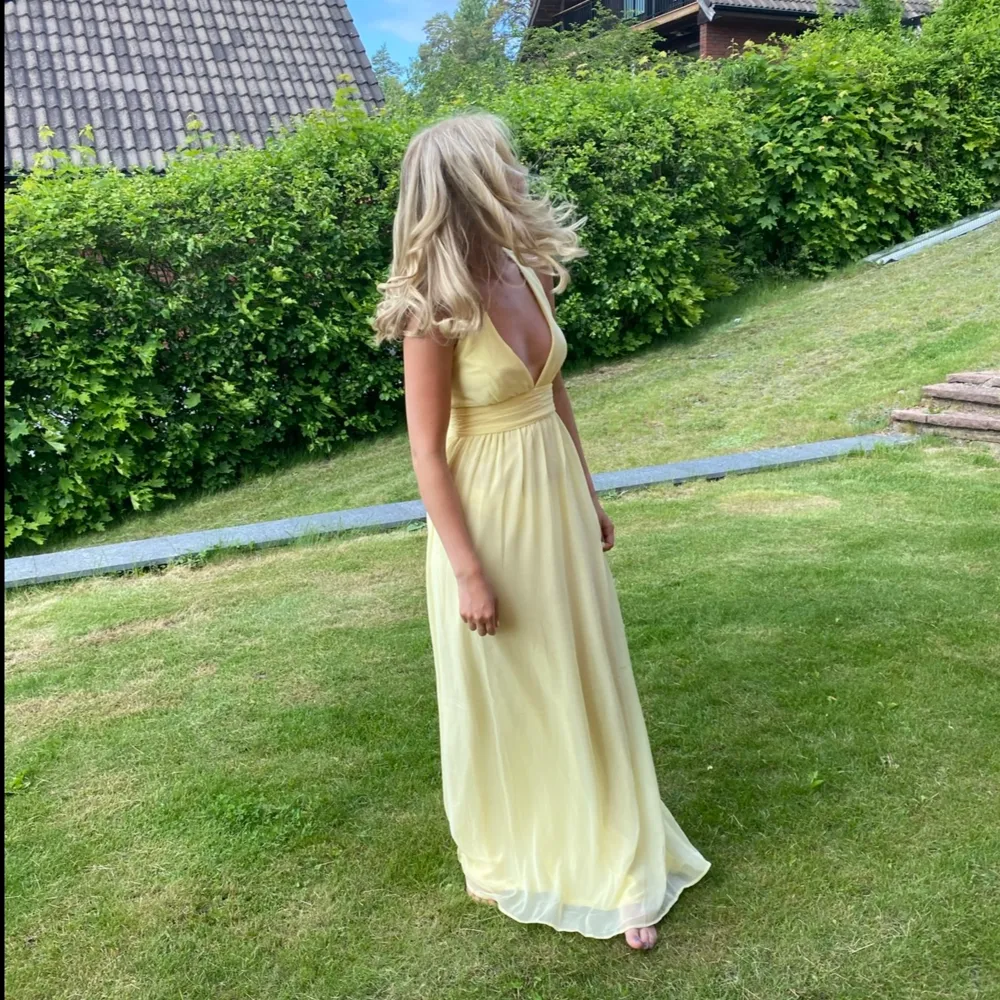 Säljer denna fina balklänning som jag hade på nians bal. Använd endast en gång så väldigt bra skick. Storlek 34 och köpt för ca 1200kr på Nelly.com . Hör av dig vid frågor eller om du vill ha fler bilder. Kan mötas i Stockholm. . Klänningar.