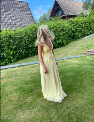 Balklänning - Säljer denna fina balklänning som jag hade på nians bal. Använd endast en gång så väldigt bra skick. Storlek 34 och köpt för ca 1200kr på Nelly.com . Hör av dig vid frågor eller om du vill ha fler bilder. Kan mötas i Stockholm. 