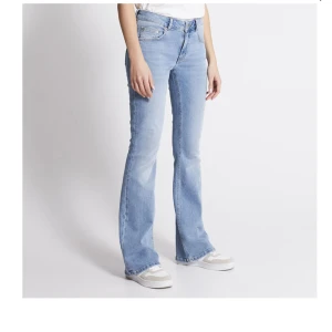 Low Waist Jeans  - Ett par low waist ljusblåa jeans från Lager 157. Aldrig använda med prislapp kvar. 