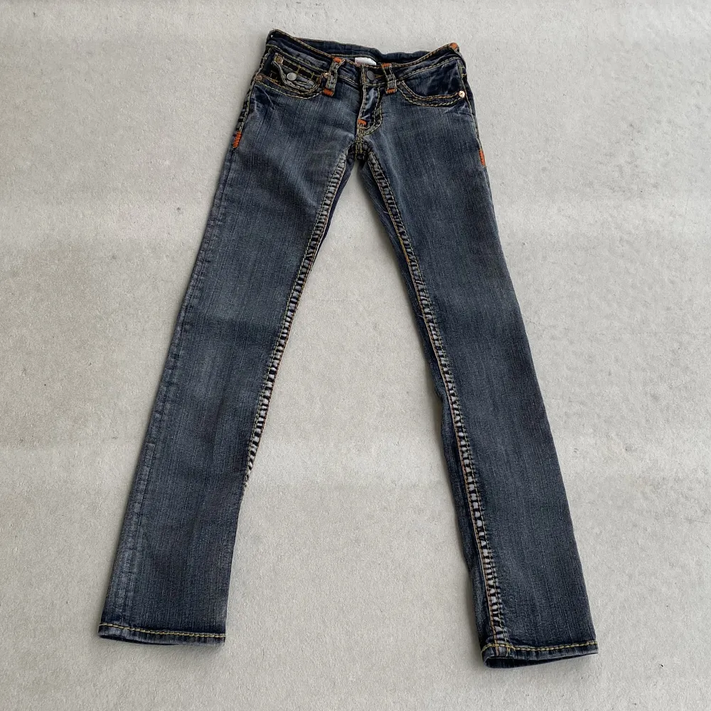 gråa jeans i modellen Joey från true religion. gula och orangea sömmar❤️‍🔥 skulle säga att dom är som xs/xxs i storleken. för korta på mig som är 173. MÅTT: midjemått rakt över: 30 cm, låret rakt över: 20cm, innerbenslängd: 75cm. obs! skickas tidigast 23/2. Jeans & Byxor.