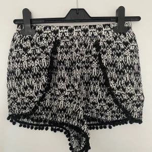 Shorts - Mönstrade shorts storlek 36