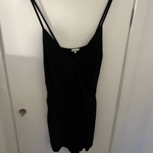 Jumpsuit  - Fin sommar jumpsuit . Linne och V ringar upptill Shorts nertill Tyger är omlott i midjan