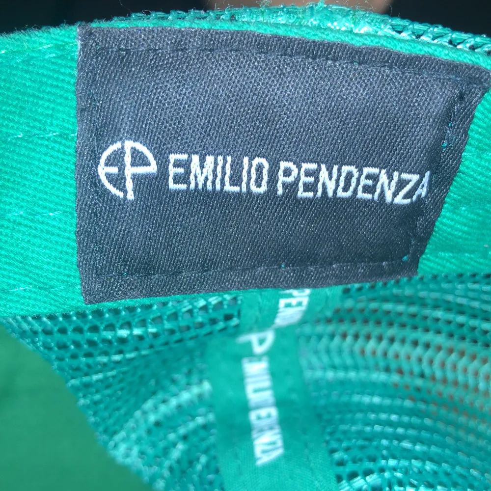 En jättefin grön Emilio Pendenza keps. Använd fåtal gånger och är i mycket fint skick! Köparen står för frakt. Hör av er vid frågor.. Övrigt.