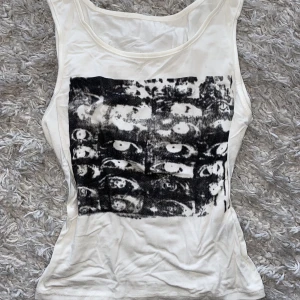 Linne med tryck - Säljer denna eftersom den inte kommer till användning, bra passform och ser ut som ny skick!  Använd köp nu💗