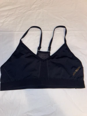 New body  - En sporttopp som har används men är för liten så säljer den nu och den är i storlek M. Frakten får man stå för själv och pris för frakt kan diskuteras🥰