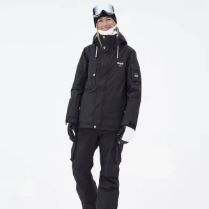 Dope jacka  - Snowboard eller skidjacka från dope i bra skick! Finns bra med fickor och den är även lite längre i modellen. Passar någon i längden 155-165. Hör av dig för fler bilder eller intresse😊! Köparen står för frakt😊