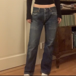 Lågmidjade Levis 501 - Jättesnygga 501or som tyvärr inte till användning , funkar på mig som vanligtvis har xs-s i byxor och 166