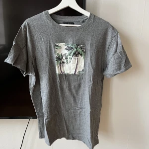 Grå Vailent T-shorts Strl M - Snyggt tryck på tishan, strl M men skulle nog säga att d funkar på L men blir rätt så tight isf