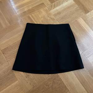 Svart kjol från Zara i storlek XS i superskick! 