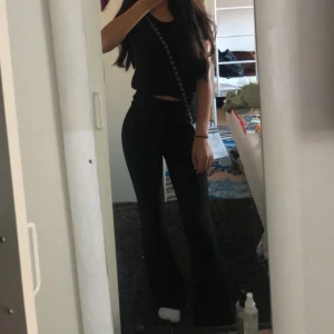 Byxor - Har använts max 3 gånger om inte mindre  Köptes för 300kr men de är helt nya så kan inte sälja de för mindre än 200 ❤️