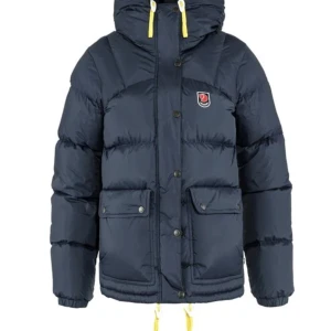 Fjällräven Jacka - Säljer min fina fjällräven jacka, nästan helt ny, säljer för 4500kr hör av er om ni vill lägga ett bud eller vill ha fler bilder🤍