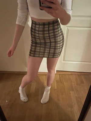 Tajt kjol - Tajt ”school girl” kjol, grönrutig och aldrig använd